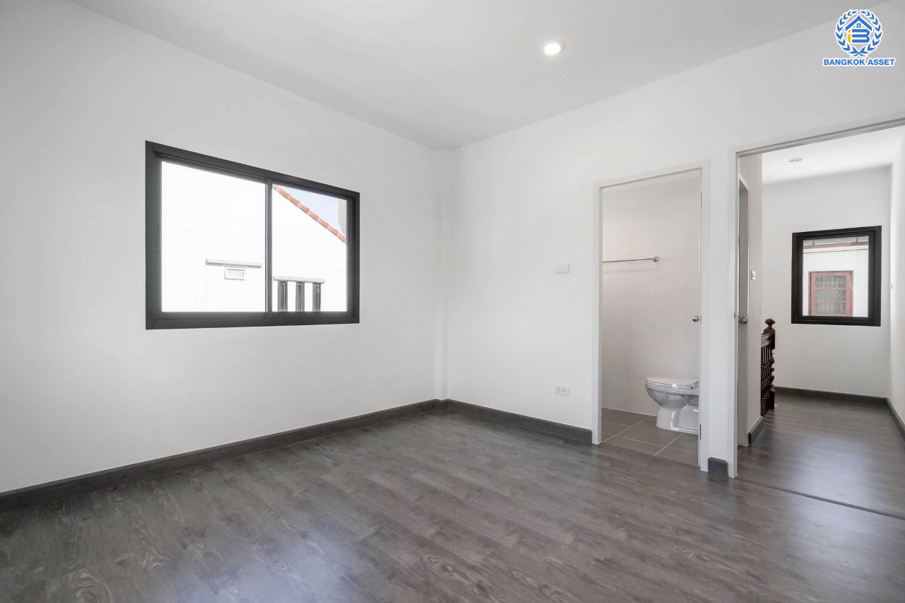 บ้านมือสองตกแต่งใหม่ หน้าโครงการติดรถไฟฟ้า "สถานีไทรม้า"!! หลังมุม ม.ซื่อตรง พระนั่งเกล้า-ท่าอิฐ ทาวน์เฮ้าส์ หลังใหญ่ระดับบ้านแฝด เนื้อที่ 34 ตร.ว. ฟังก์ชัน 3 ห้องนอน 2 ห้องน้ำ 1 ที่จอดรถ ทำเลใกล้ เซ็นทรัลรัตนาธิเบศร์ และทางด่วน "งามวงศ์วาน"